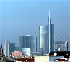 Il nuovo grattacielo con la guglia a Milano.