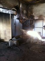 Ancora una foto della pizzeria distrutta, secondo Giovanni Impastato, da un attentato incendiario.