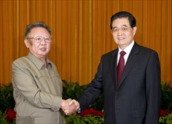 L'incontro tra Kim Jong Il e il presidente cinese Hu Jintao a Pechino, il 25 maggio 2011.