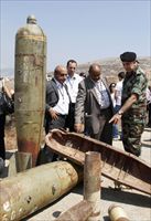 Alcuni contenitori che "ospitavano" munizioni: una volta liberate a qualche metro da terra e cadute al suolo, le cluster bombs si trasformano di fatto in mine persona. Foto: Reuters. 