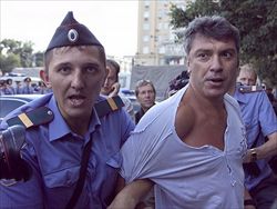 Boris Nemtsov durante uno dei tanti arresti che ha subito.