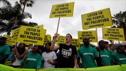 "Ascoltate la gente, non chi inquina": un'immagine delle proteste svoltesi a Durban, in Sudafrica, durante la Conferenza sull'ambiente promossa dall'Onu. 
