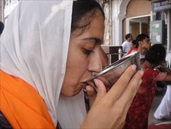 Un pellegrinaggio Sikh al Tempio d'Oro di Amritsar, in India, dove sono state bandite le bottiglie di plastica.