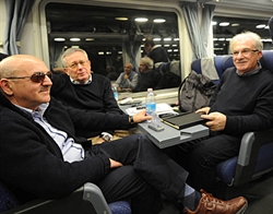 Da sinistra: Luigi Angeletti, leader della Uil, in treno con il ministro dell'Economia Giulio Tremonti e con Raffaele Bonanni, segretario generale della Cisl.
