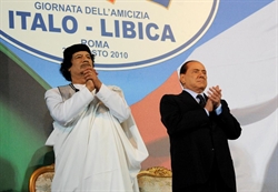 Da sinistra:  il leader libico, Muammar Gheddafi, e il presidente del Consiglio italiano, Silvio Berlusconi, il 30 agosto 2010, a Roma,  per le celebrazioni del secondo anniversario del Trattato di amicizia tra Italia e Libia (foto Ansa/Ettore Ferrari). 