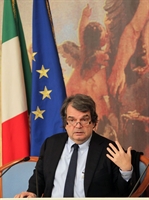 Il ministro della Pubblica amministrazione Renato Brunetta durante una conferenza stampa a Palazzo Chigi.