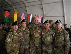 Il sottosegretario alla Difesa Guido Crosetto, al centro, in una della sue visite alle truppe italiane schierate in Afghanistan. 