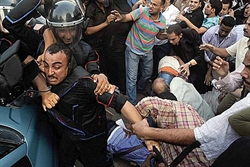 Giovani dimostranti contro la polizia al Cairo.