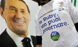 Gianfranco Fini con una delle magliette in vendita durante l'Assemblea costituente del Fli.