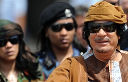Il colonnello Gheddafi con le amazzoni della sua guardia del corpo.