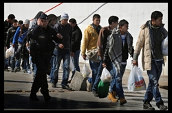 Lo smistamento dei migranti a Lampedusa.