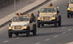 Una colonna di mercenari fotografata alla periferia di Tripoli.  