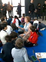 Letizia Moratti parla con i bambini che hanno visitato il Museo del Novecento