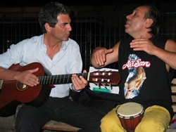 Sandro Petrone (sinistra) e il percussionista Tony Cercola mentre compongono "Torno a casa blues".