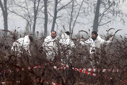 Una squadra di "Esperti ricerca tracce" (Ert) della polizia scientifica sul luogo dove è stato trovato il corpo Yara Gambirasio, a Chignolo d'Isola, in provincia di Bergamo.