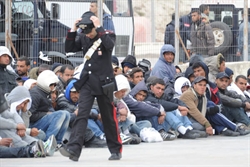Un'immagine dell'emergenza sull'isola di Lampedusa: ai 5500 abitanti locali si aggiungono in media circa 5 mila immigrati (tra sbarchi e trasferimenti) e 400 agenti di polizia.