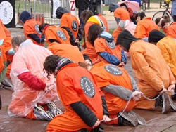 Una campagna dell'Associazione Amnesty International: gli attivisti illustrano come vengono trattati i detenuti di Guantanamo.