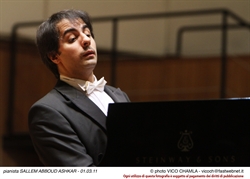 Saleem Abboud Ashkar durante il concerto al Conservatorio di Milano. 