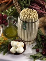 Un mazzo di asparagi bianchi di Bassano del Grappa, con l'etichetta che certifica la denominazione di origine protetta.