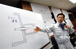 Un tecnico giapponese dà conto della situazione alla centrale di Fukushima, a 250 kilometri da Tokyo. 