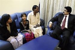 Islamabad, 20 novembre 2010: Shahbaz Bhatti, prima a destra, incontra  il marito e due dei cinque figli di Asia Bibi, la donna cristiana condannta a morte per blasfemia.