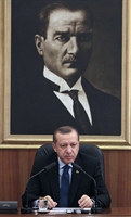 Il premier turco Recep Tayyip Erdogan sotto l'immagine di Kemal Ataturk.