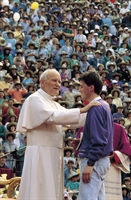 Giovanni Paolo II con i giovani all'Arena di Verona il 16 aprile 1988