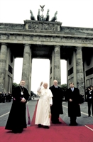 Giovanni Paolo II tra il cardinale Lehmann e il cancelliere Kohl a Berlino durante il viaggio del Papa nel 1996.