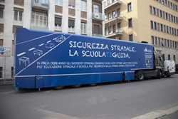 Il Tir che gira l'Italia per portare tra gli adolescenti e tra i ragazzi delle scuole superiori il progetto "La scuola ti guida".