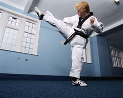 Un ragazzo con sindrome di Down che pratica taekwondo.