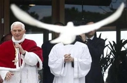 Benedetto XVI e una colomba della pace