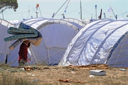 Un campo profughi in Tunisia, a parecchi chilometri dal confine con la Libia.
