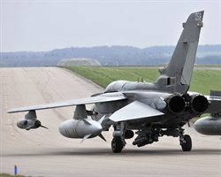 Un Tornado inglese della Royal Air Force, armato con le bombe, in fase di decollo per raggiungere le zone di attacco sulla Libia.