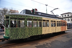 Milano, il tram tricolore, uno dei modi - tra i più originali - scelti per festeggiare i 150 anni dell'Unità d'Italia (foto Ansa). 
