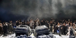 La scena sulla strage di Capaci dei "Vespri siciliani" rappresentati al Regio di Torino. La regia di Davide Livermore ha destato perplessità.