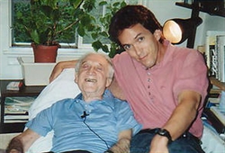 Morris Schwartz con Mitch Albom nella fase terminale della sua malattia.