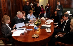 L'incontro tra il sindaco di Cracovia Majachowski (a sinistra) e il sindaco di Roma Alemanno (foto G. Giuliani).