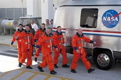 L'equipaggio della missione Endeavour mentre si avvia a raggiungere lo Shuttle durante una esercitazione