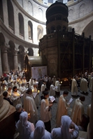 Liturgia pasquale presso il Santo Sepolcro, a Gerusalemme.