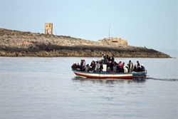 Un’imbarcazione di immigrati in arrivo a Lampedusa.