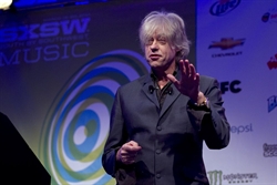 Bob Geldof mentre interviene a un festival musicale.