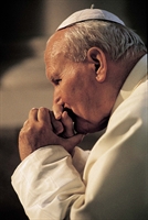 Giovanni Paolo II in un momento di raccoglimento.