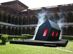 La casa dell'energia, installazione del creativo Ingo Maurer per Enel nei cortili della Statale di Milano (foto Massi Masala). 