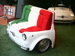 La seduta che che festeggia la Fiat 500 e i 150 anni dellUnità d'Italia (Meritalia con la collaborazione di Lapo Elkann).