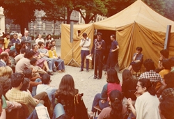 La tenda montata dal Gruppo Abele in piazza Solferino, a Torino, nel giugno 1975, per protestare contro le norme allora vigenti che mandavano i tossicodipendenti in carcere o in manicomio (foto: archivio Gruppo Abele). 