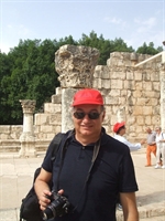Il dottor Marcello Latini a Cafarnao, durante un pellegrinaggio in Terrasanta.
