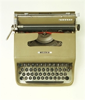 La macchina da scrivere Lettera 22 di Marcello Nizzoli e Giuseppe Beccio è stata prodotta da Olivetti nel 1950. 