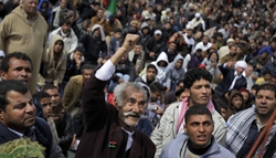 Benghazi: la folla canta slogan contro Gheddafi dopo la preghiera del venerdì.