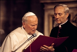 Monsignor Piero Marini con papa Wojtyla.