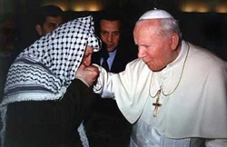 Il leader palestinese Arafat rende omaggio a Papa Wojtyla.